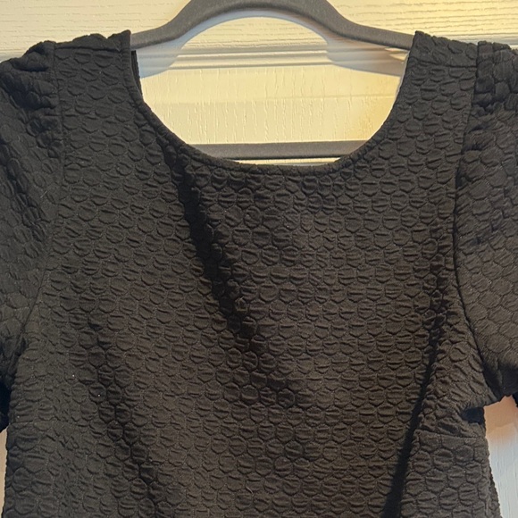 Elegant Black Textured Women's Blouse - Picture 3 of 8